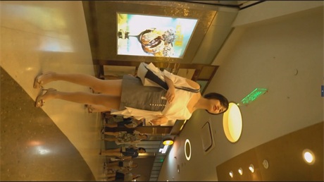 爆款推荐【商场秘拍】极品嫩妹超长美腿，饱满蜜穴，龟奴丈夫旁观激情6V 配图9