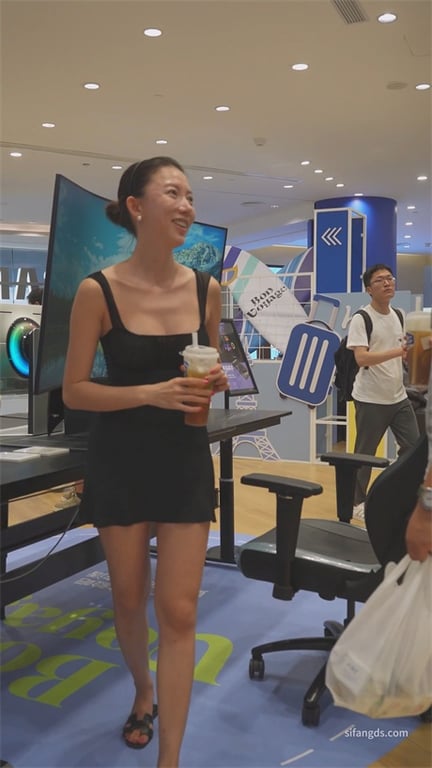 爆款推荐【步行街偷拍】极品纹身骚少妇，S型身材大长腿，丁字裤白内裤骚得一塌糊涂， 配图9