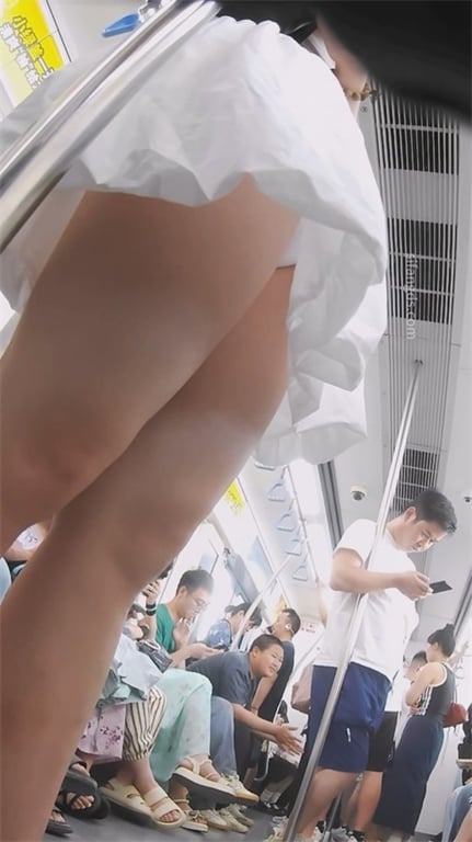 推荐【地铁抄底】骚眼镜妹蓝内裤勾人，绅士视角饱满阴户近在眼前，小太妹白内裤也欲火 配图4