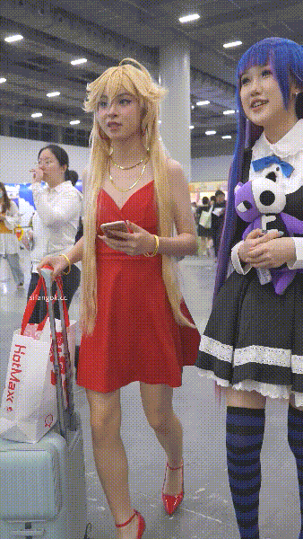 漫展偷拍福利！金发吊带红裙美少女弯腰侧露，淡紫内裤下神秘毛毛一览无余 配图16