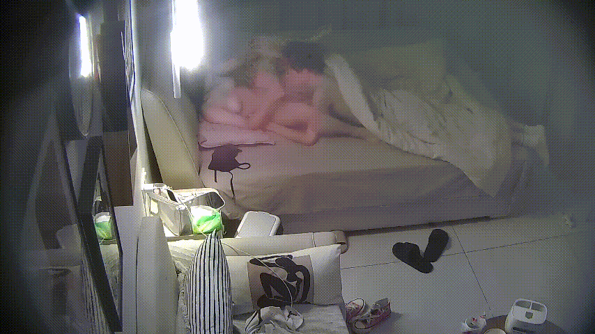 大学城激情！红毛猛男带极品嫩妹开房，奶子粉嫩小逼无毛，被操到床下高潮连连！ 配图2
