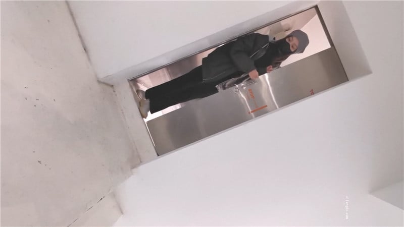 办公楼女厕全景偷拍几位美女同事人美BB也嫩 配图7