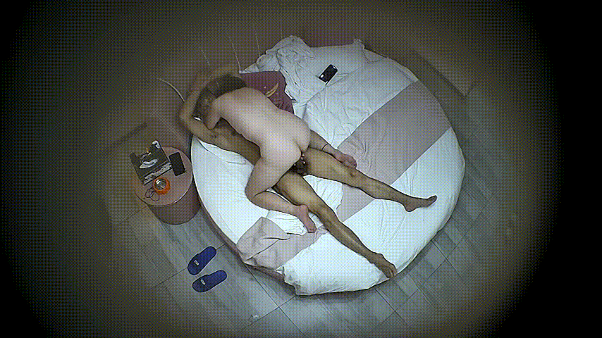 上帝视角偷情实录！5-18男人约少妇激情打炮，一见面就干柴烈火，被操时还在接电话 配图3