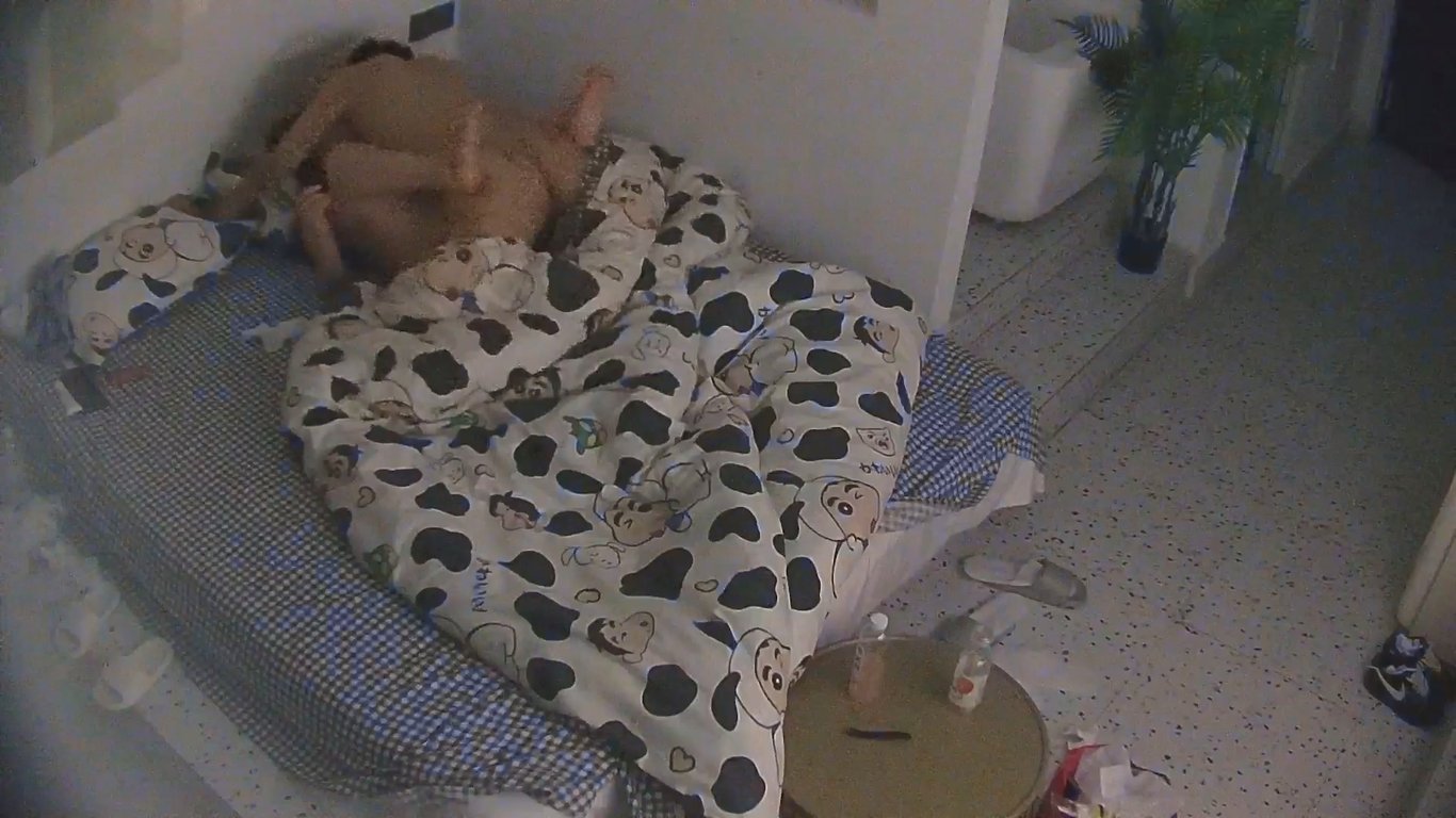 酒店偷拍大曝光！大学生情侣假期吃外卖后激情缠绵，小哥猛干眼镜女友高潮迭起 配图4