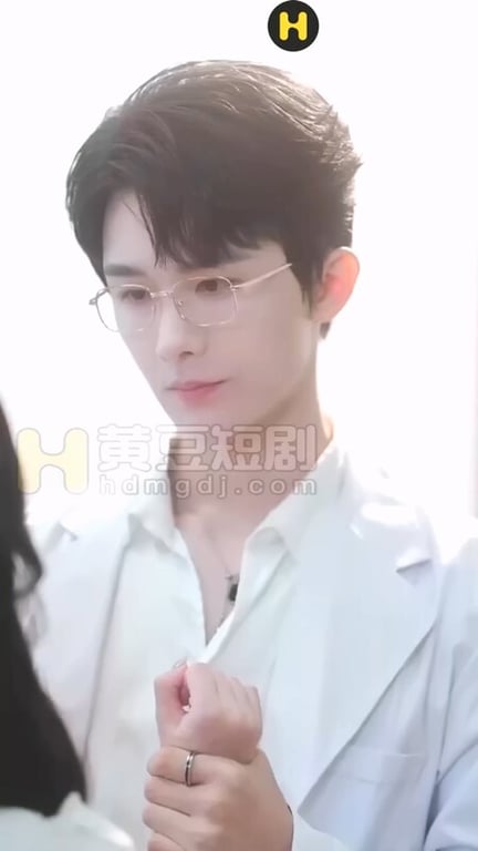 【AI短剧】『我的炮友是妇科医生』第2集  看妇科遇到上床对象被肉棒检查插到喷尿 配图7