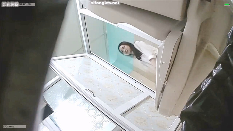 服装商场女厕固定摄像头偷拍多位漂亮的少妇肥美的鲍鱼完美展示 配图2