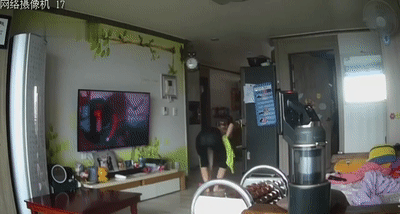 韩国客厅监控偷拍流出！4位欲求不满主妇看综艺节目直接当场自摸高潮喷水！ 配图3