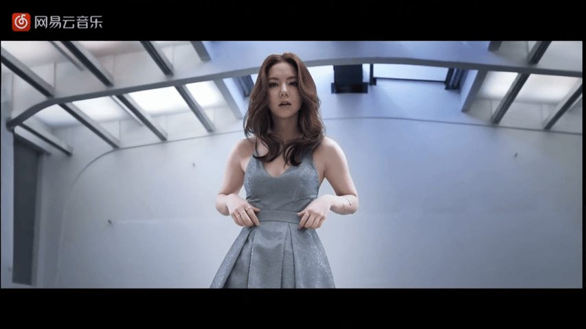 【AI脱衣】邓紫棋大尺度拍摄情色MV《光年之外》 配图2