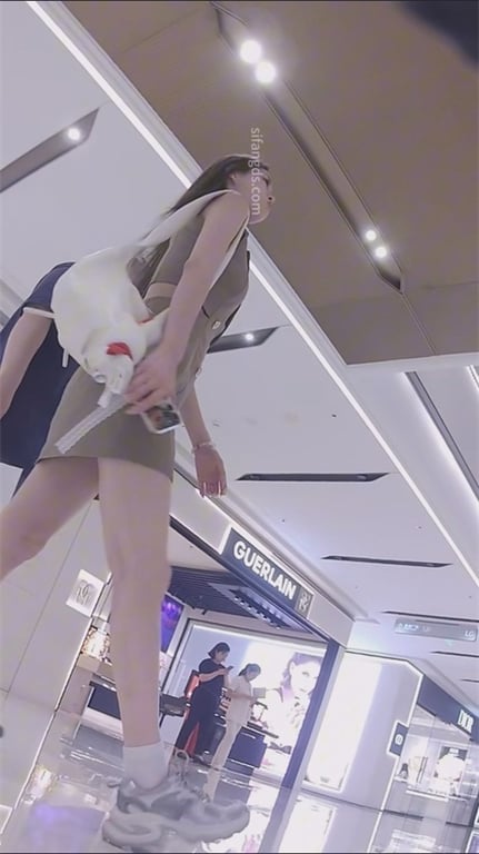 极致诱惑【商场极致抄底】齐逼短裙YYDS！完美身材大长腿狂撩，丰满翘臀饱满欲滴， 配图3
