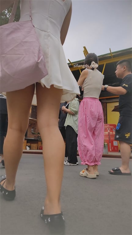 爆款推荐【街头极致抄底】白衣高挑女神与龟男惊艳反差萌身高差，白内裤勾勒出性感黑臀 配图5