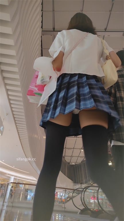 推荐【商场抄底】极品JK学生妹，裙子这么短也不穿安全裤，白内内骚得要命，龟男在旁 配图8