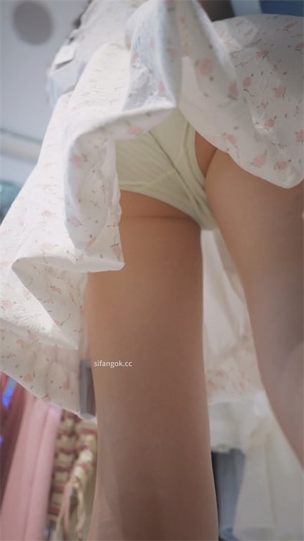 爆款推荐【商场试衣间偷窥】绝美嫩妹换衣抄底成功，绿底小内内一览无余，这条泡泡裙下 配图5