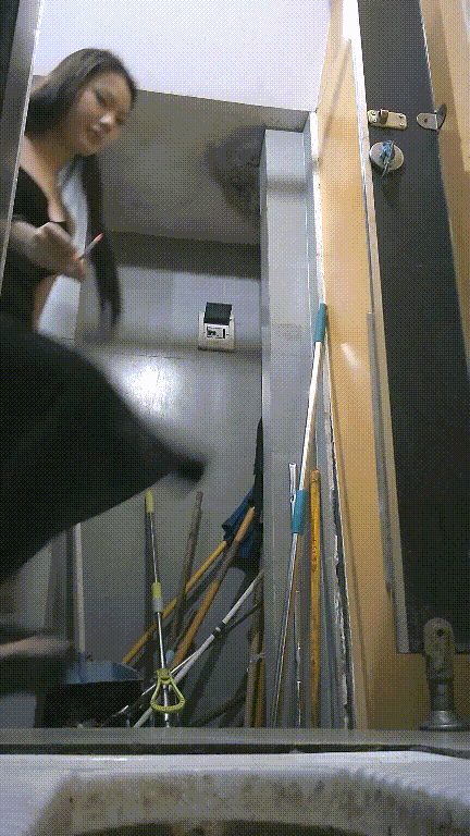 大学校园女厕固定机位真实偷拍，课间络绎不绝的小姐姐方便，同步露脸 配图12
