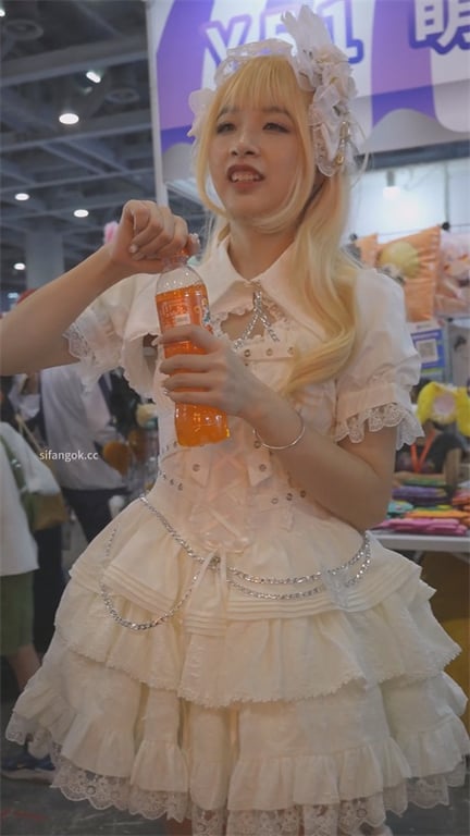 展会限时抄底颜值爆表嫩妹，长腿翘臀肉丝白内，后入角度绝了，手感爽到飞起！1V 配图4