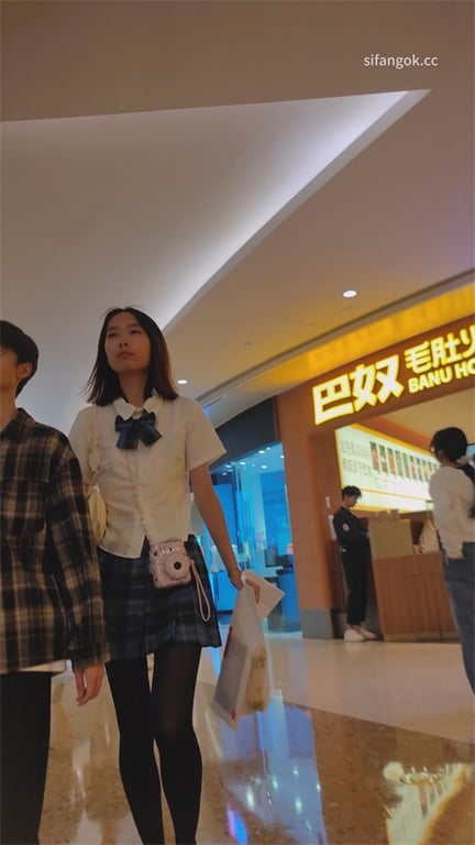 推荐【商场抄底】极品JK学生妹，裙子这么短也不穿安全裤，白内内骚得要命，龟男在旁 配图3