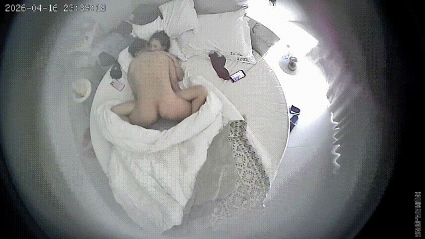 上帝视角4-17：娇小美女巨乳离谱爆棚，酒店被男友狂操从床上干到床下，床沿猛顶内 配图3