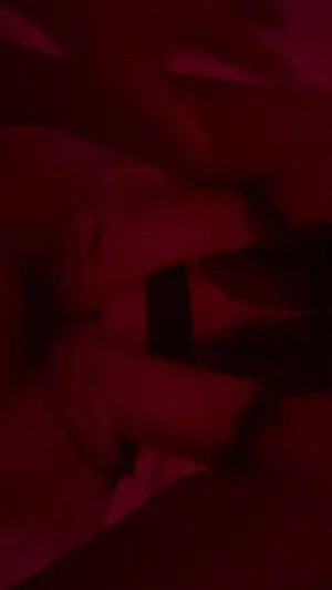 ⭐⭐【绝密流出】眼镜人妻深夜遭猛抓发狠干，红晕中深喉吞指，骑乘后被狂顶浪叫不止 配图4