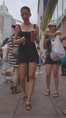 ❣️爆款推荐❣️【步行街偷拍】极品纹身骚少妇，S型身材大长腿，丁字裤白内裤骚得一塌糊涂，超短裙故意勾引路人，翘臀摇曳欲滴1V-老宋论坛