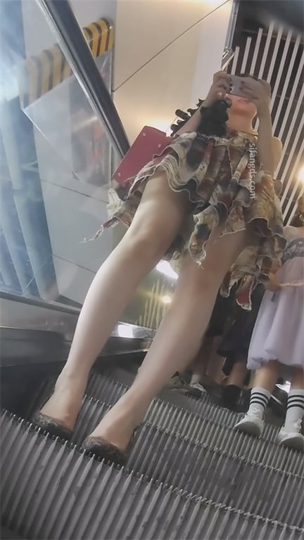 推荐【地铁抄底】极品少妇，高跟玉足特写，好身材大长腿，想射在鞋跟上，人多也必须要 配图5