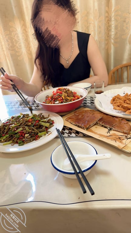 【妹妹日记26】我在喝茶，妹妹在桌下给我舔，这种报答我喜欢-老宋论坛