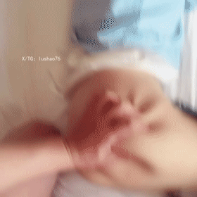 清纯白嫩眼镜学妹酒店激情，激吻后鲍鱼湿润带感，被男友猛烈后入高潮连连 配图4