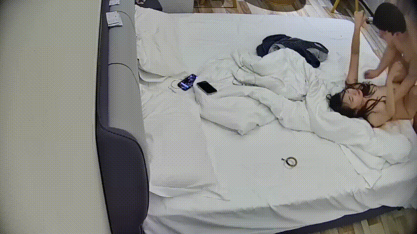 民宿酒店12-8 反差眼镜微胖少妇被猛男床上床下狂操调教后，彻底破防主动跪地深喉 配图7