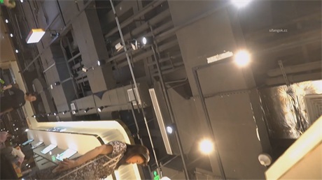 爆推【商场真空抄底】电玩靓女疑似无内直出，包臀裙下春光狂泄，龟男带小女友买妆却被 配图14