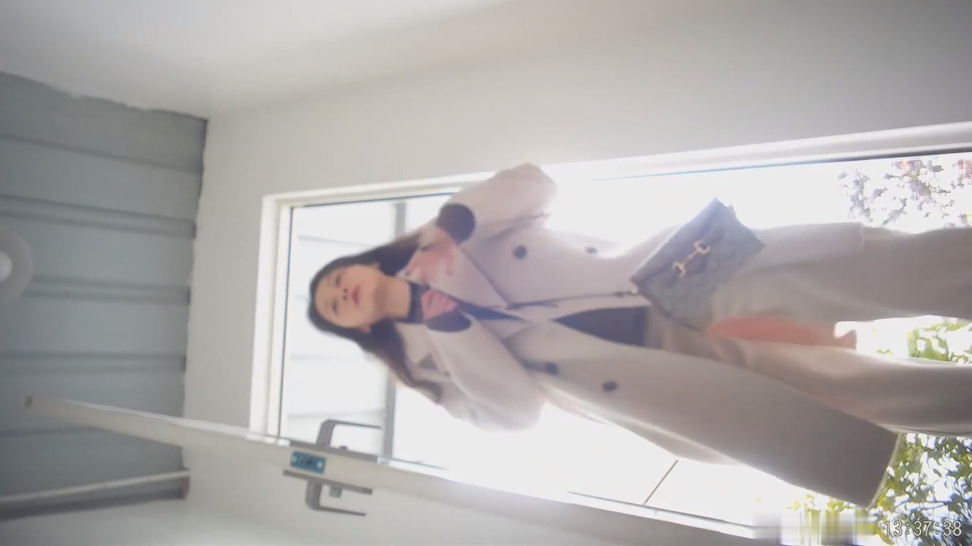 前段时间很火的某莉岛网红景区女厕偷拍JK短裙萝莉妹听说话声音貌似男的高清无水印原 配图8