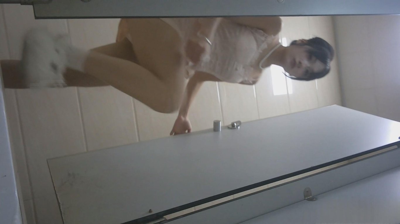 私房八月新流出售价70元【主播厕拍】双视角超清晰偷拍年轻貌美女主播的性感馒头逼（ 配图4