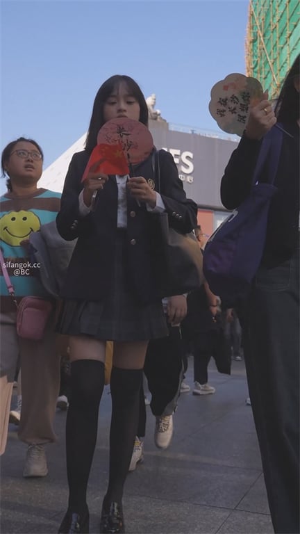 爆推【偷窥短裙JK学生妹】一路尾随跟拍，白色小内裤勾人欲火，紧致屁穴与饱满阴户超 配图3