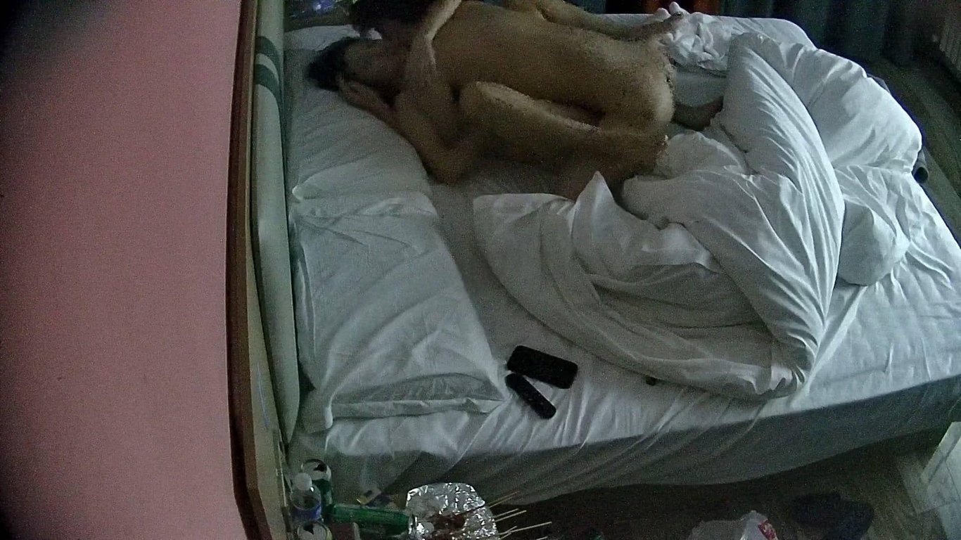 酒店偷拍学生情侣激情实录：纯情妹子满心期待却被废柴男友性无能彻底干到崩溃（16V 配图10