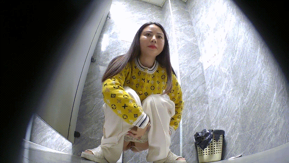 美女如云商场女厕正面全景脸穴同框连续偷拍多位美女大小便，有剃的有天生的白虎逼 配图11
