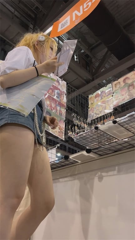 推荐【展会抄底】清纯嫩妹,裙子这么短不就是给人看吗,老哥都快把镜头怼人家内裤里了 配图11