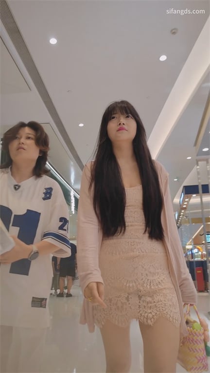 爆款推荐【商场猎艳】极品小美人百合激战，玉足高清特写+紧致后庭，被女人玩到失神1 配图3