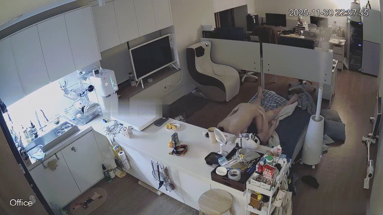 办公室激情偷拍！高颜值白领情侣下班后办公室激战一夜，黑客破解监控全程曝光 配图5