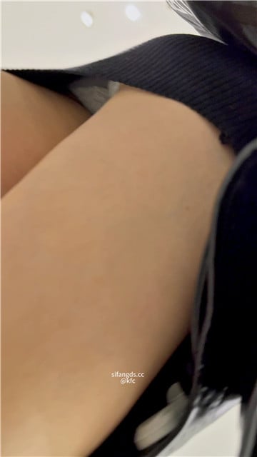 极致诱惑！KFC抄底绝世曼妙包臀裙女神，天仙气质爆屏，白色小内内湿润诱人，王思聪 配图2