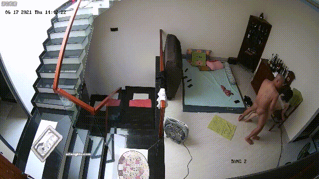 家庭摄像头破解真实偷拍，有钱秃驴打地铺连续玩肏白肤小媳妇，躺着干站着干，听话耐操 配图6