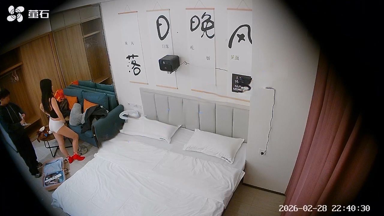 女同开房激情缠绵 突遇隐藏摄像头惊恐尖叫欲火焚身 配图2