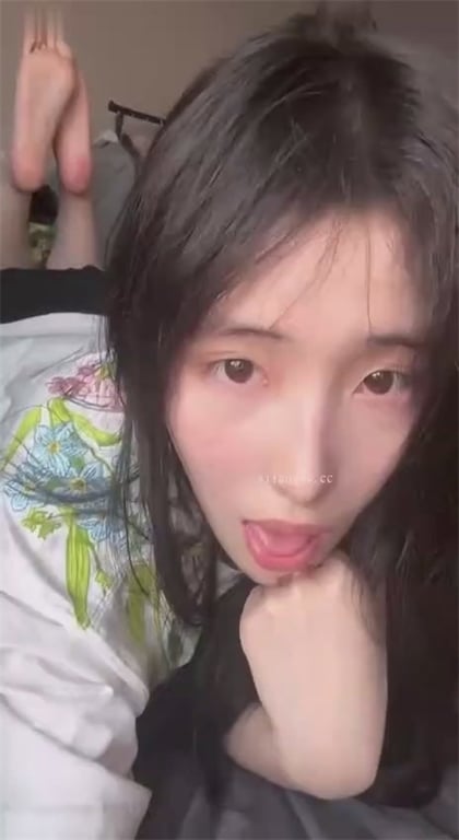 推荐抖音颜值嫩妹【张人o】在读学生妹，大尺度掰逼展示，身子嫩出水，好身材大长腿4 配图33