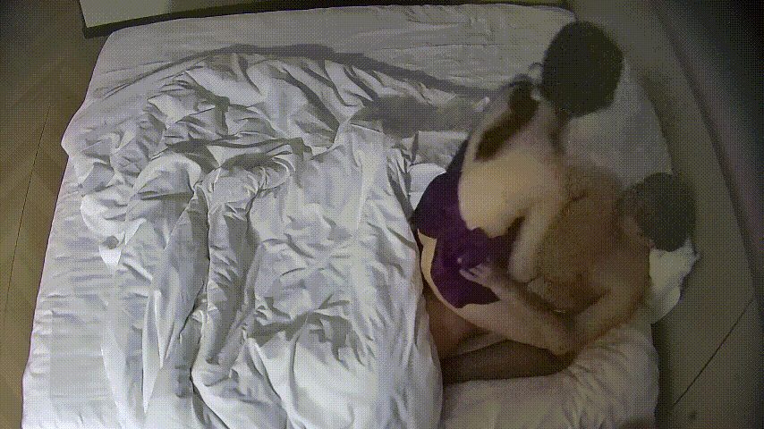 民宿激情夜：紫衣黑白双丝美女口难吞巨根，女上大臀扭动诱惑爆棚 配图9