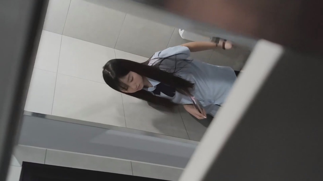 八月流出厕拍大神手持闯拍高校女厕前景偷拍洛丽塔鞋学妹的无毛馒头小肥逼 配图18