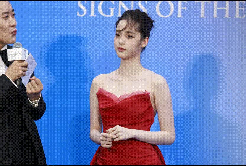 【AI脱衣】抖音快手小红书骚女明星明星在台上现场脱衣！ 配图2