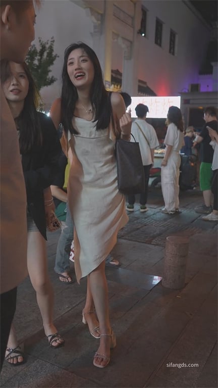 爆款推荐【商场抄底】极品模特女神颜值爆表身材犯规，短裙透视内裤骚到极致，那翘臀让 配图6