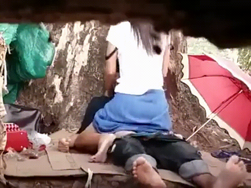 缅甸甜蜜小情侣古树下禁忌激情：深喉吞屌主动骑乘摇曳高潮连连！ 配图4