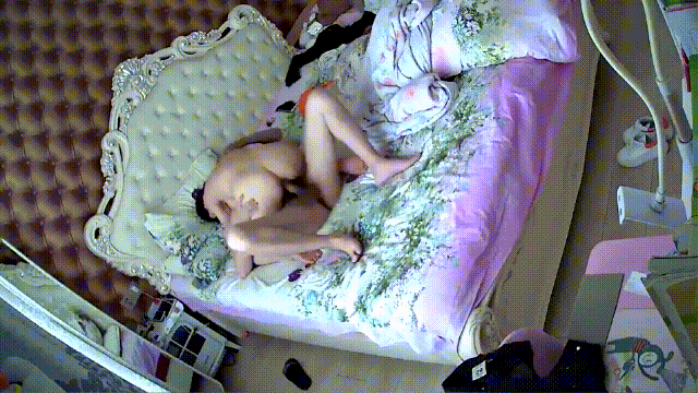 家庭摄像头破解真实偷拍，小夫妻脱光在床上翻云覆雨，体位玩遍了真是激情四射啊 配图3