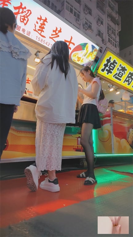 推荐【步行街抄底】颜值嫩妹,短裙黑丝够骚,玉足特写,直接怼着屁股抄底1V愃 配图3