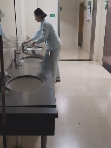 四月最新流出❤️厕拍大神手持闯拍医院医护专用女厕偷拍几个医生护士尿尿高清无水印-老宋论坛