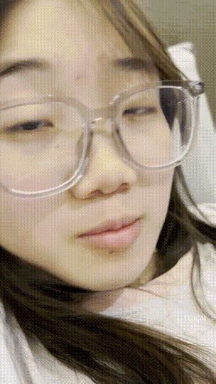 撕开清纯伪装！眼镜学生妹自拍露脸，床上秒变疯狂母狗，真实反差太刺激 配图11