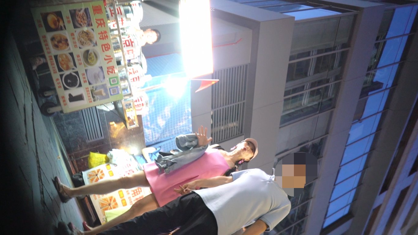 （空城原创）❤️粉裙少妇街头漫步，老公身边无痕内裤紧裹肥臀，微透黑森林诱人撩拨-老宋论坛