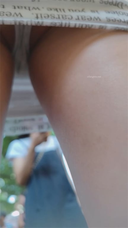 极致诱惑【街头抄底】青春美少女包臀裙紧致翘臀，龟奴重磅福利，强行偷拍玉足白内裤骚 配图13